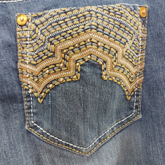 Stunning Pocket Embroidery on Royalty by YMI Mid Rise Skinny Jeans Size 10 - Picture 9 of 13